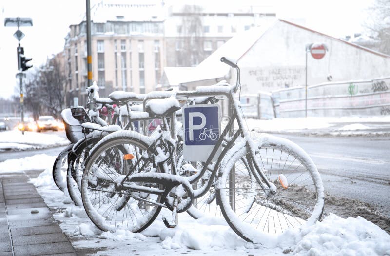 Bicicleta coberta com a neve foto de stock royalty free