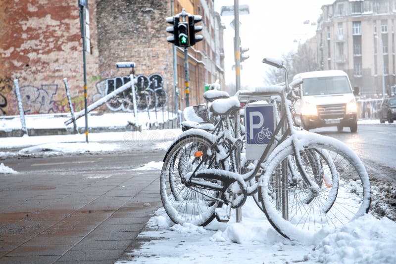 Bicicleta coberta com a neve imagens de stock