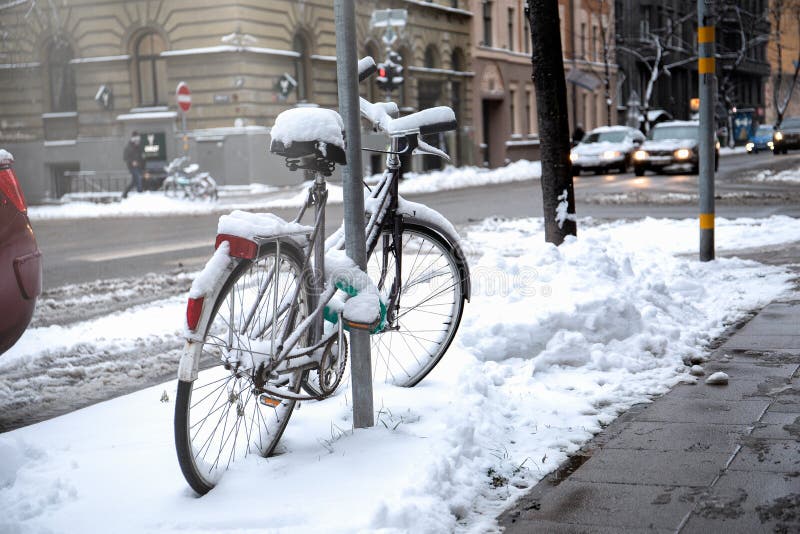 Bicicleta coberta com a neve foto de stock