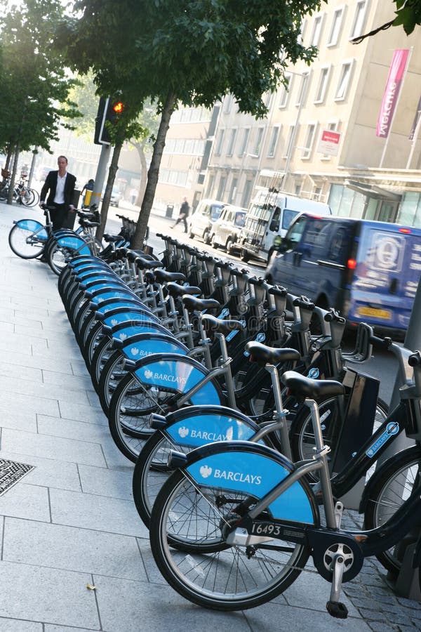 O sistema de partilha de bicicletas de Londres fotos de stock royalty free