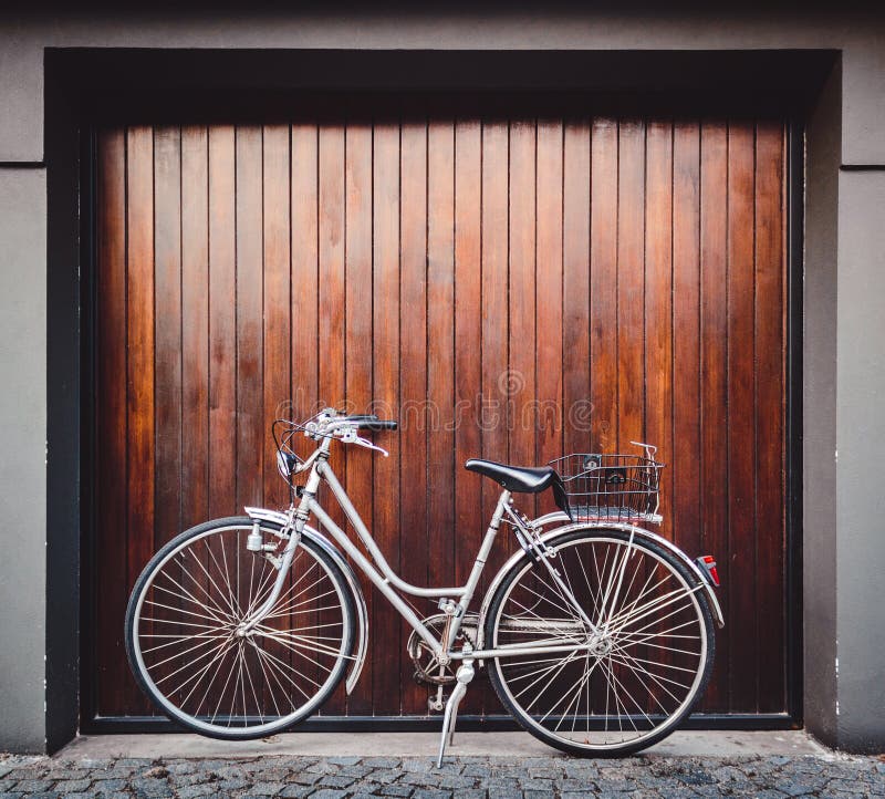 Bicicleta estacionada na frente de uma porta da garagem