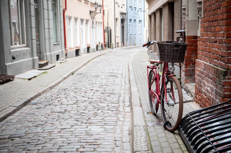 Bicicleta estacionada na rua com uma cesta na frente imagem de stock royalty free
