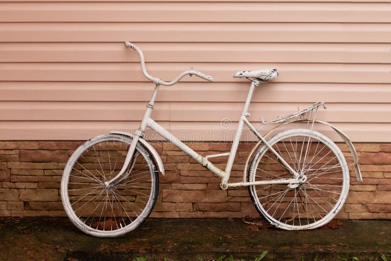 Bicicleta oxidada vieja del vintage cerca de la pared fotografía de archivo libre de regalías Bicicleta oxidada vieja del vintage cerca de la pared fotografía de archivo libre de regalías
