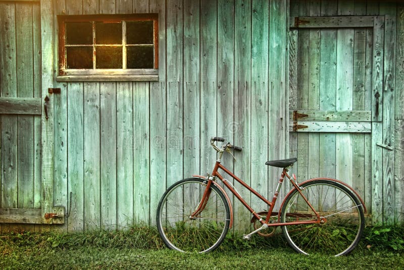 Bicicleta que se inclina contra granero sucio foto de archivo libre de regalías Bicicleta que se inclina contra granero sucio foto de archivo libre de regalías