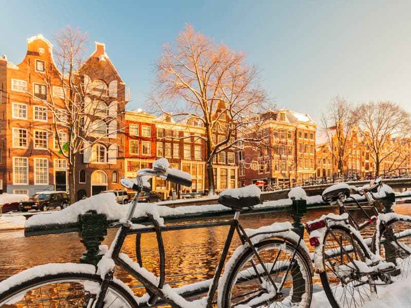 Bicicletas cubiertas con nieve durante invierno en Amsterdam imágenes de archivo libres de regalías Bicicletas cubiertas con nieve durante invierno en Amsterdam imágenes de archivo libres de regalías