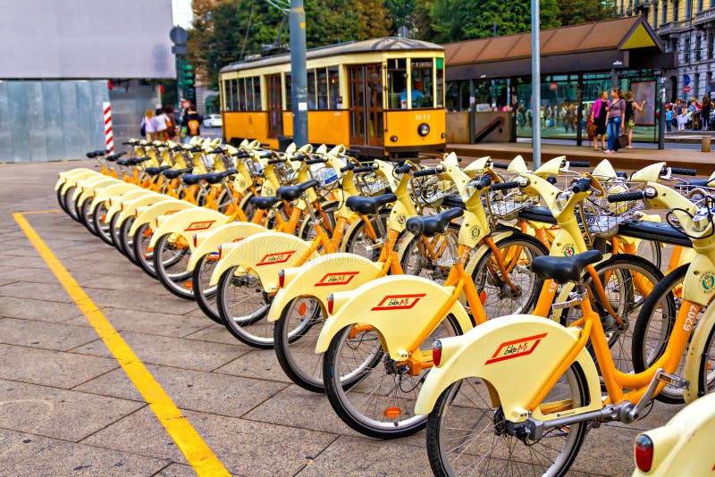 Bicicletas urbanas em Milão imagem de stock royalty free