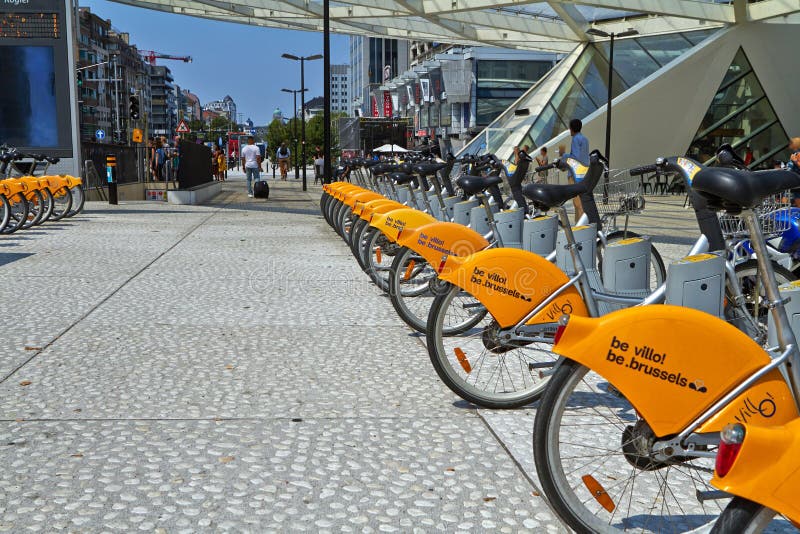 Bicicletas de Villo parqueadas en la bicicleta que comparte la estación en la calle Transporte público en Bruselas imagenes de archivo Bicicletas de Villo parqueadas en la bicicleta que comparte la estación en la calle Transporte público en Bruselas imagenes de archivo