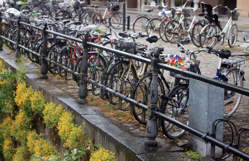 Bicicletas en Uppsala imagen de archivo Bicicletas en Uppsala imagen de archivo