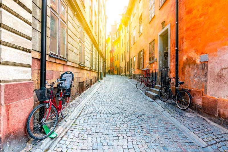 Bicicletas nas ruas estreitas da antiga cidade de Gamla Stan, Estocolmo, Suécia fotos de stock Bicicletas nas ruas estreitas da antiga cidade de Gamla Stan, Estocolmo, Suécia fotos de stock