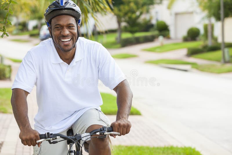 Bicicletta afroamericana di guida dell'uomo