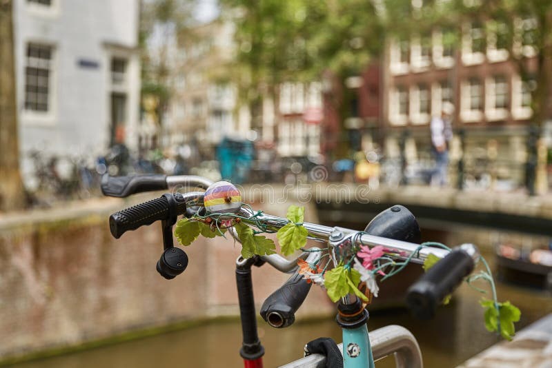 Bicicletta come modo popolare di trasporto a Amsterdam Paesi Bassi parcheggiati e chiusi a chiave davanti alla casa tradizionale immagini stock libere da diritti Bicicletta come modo popolare di trasporto a Amsterdam Paesi Bassi parcheggiati e chiusi a chiave davanti alla casa tradizionale immagini stock libere da diritti
