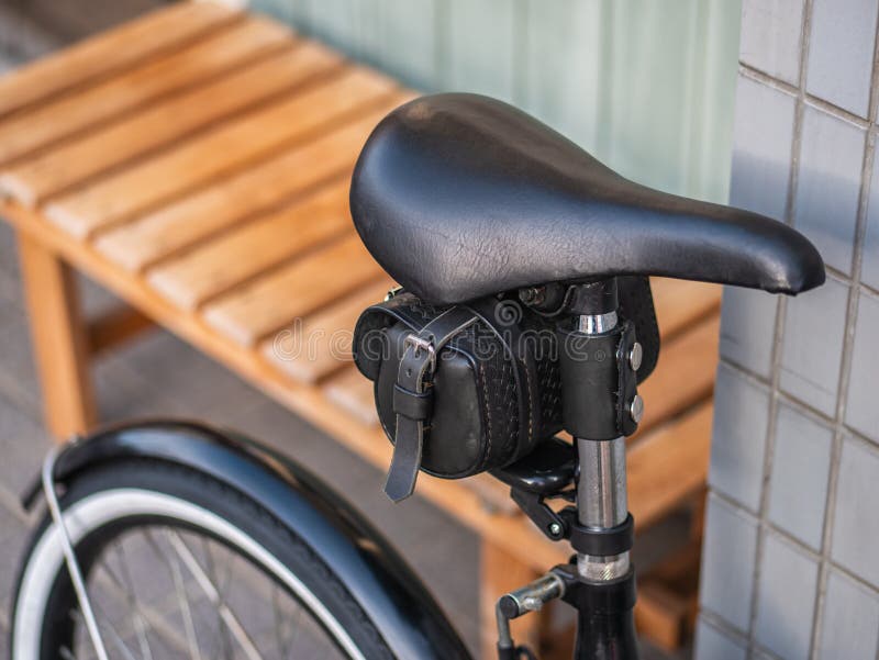 Bicicletta d'annata con la fine di cuoio nera del sedile su immagini stock libere da diritti Bicicletta d'annata con la fine di cuoio nera del sedile su immagini stock libere da diritti