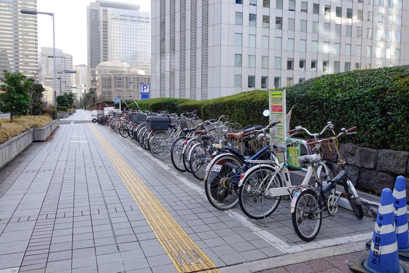 Biciclette che parcheggiano sulla via a Tokyo, Giappone immagini stock Biciclette che parcheggiano sulla via a Tokyo, Giappone immagini stock