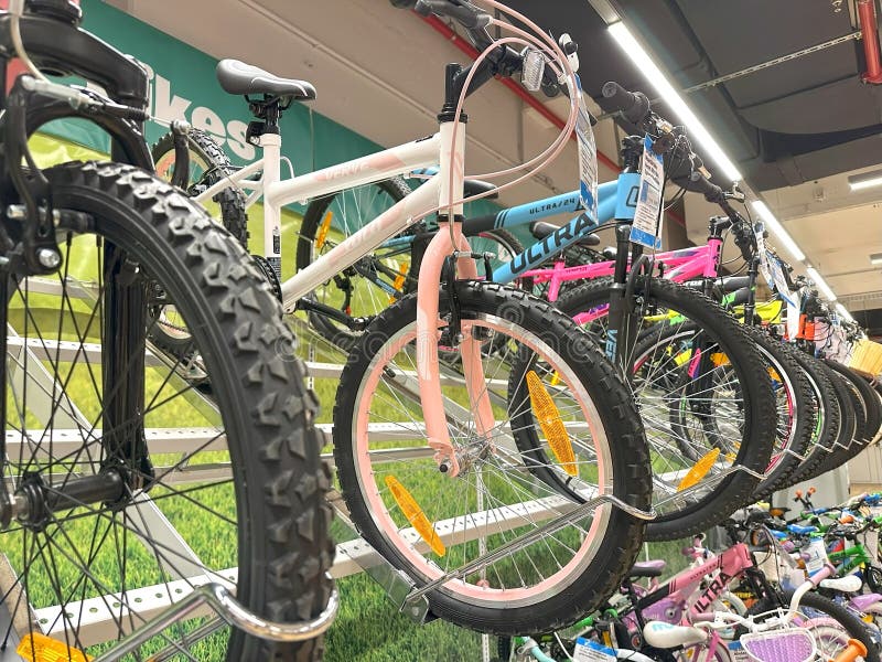 Biciclette in esposizione in diverse varietà di biciclette colorate per la vendita di attrezzature sportive per attività all'apert fotografia stock