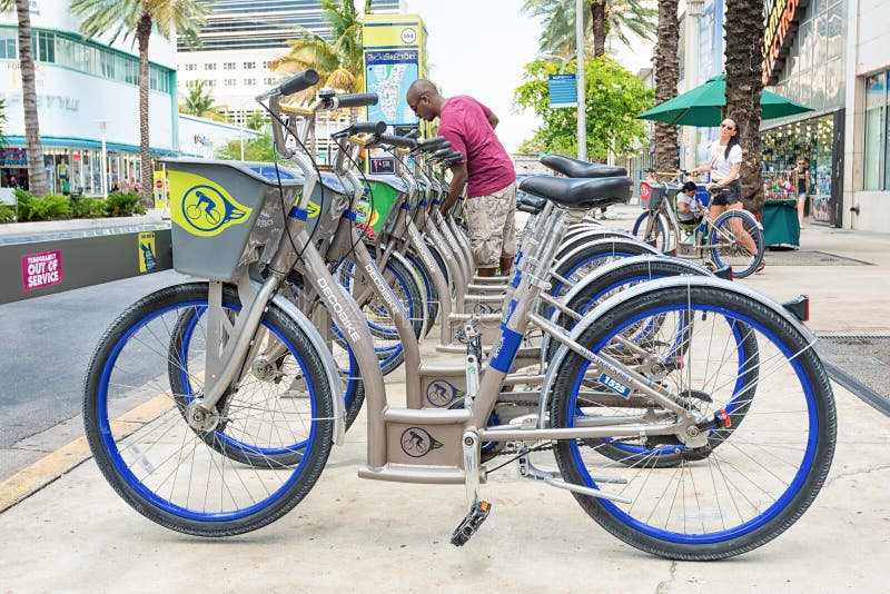 Biciclette per affitto in Miami Beach immagine stock libera da diritti Biciclette per affitto in Miami Beach immagine stock libera da diritti