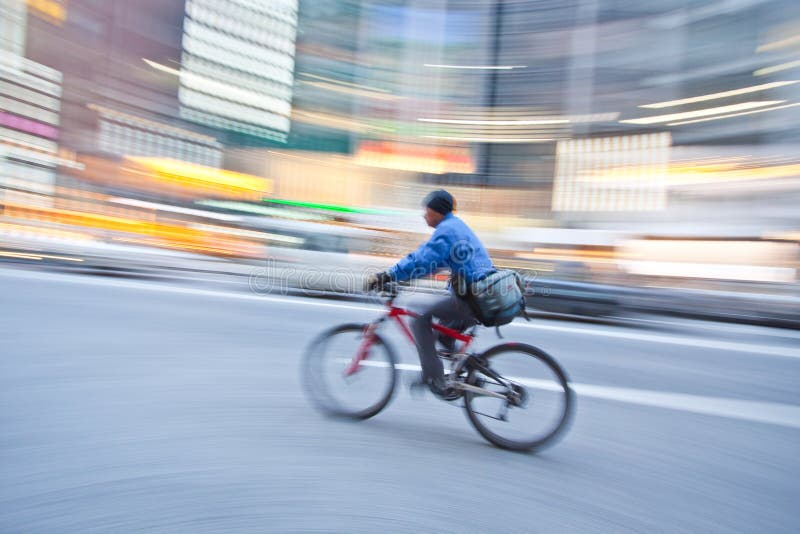 Bicicletă în albastru de mișcare stock images