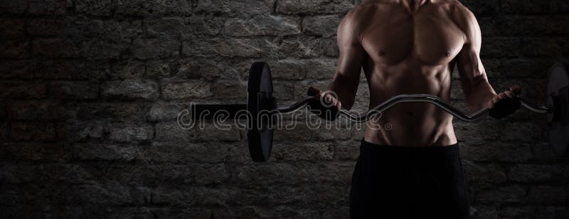 Bicipite atletico di addestramento dell'uomo alla palestra per usare come insegna fotografia stock libera da diritti Bicipite atletico di addestramento dell'uomo alla palestra per usare come insegna fotografia stock libera da diritti