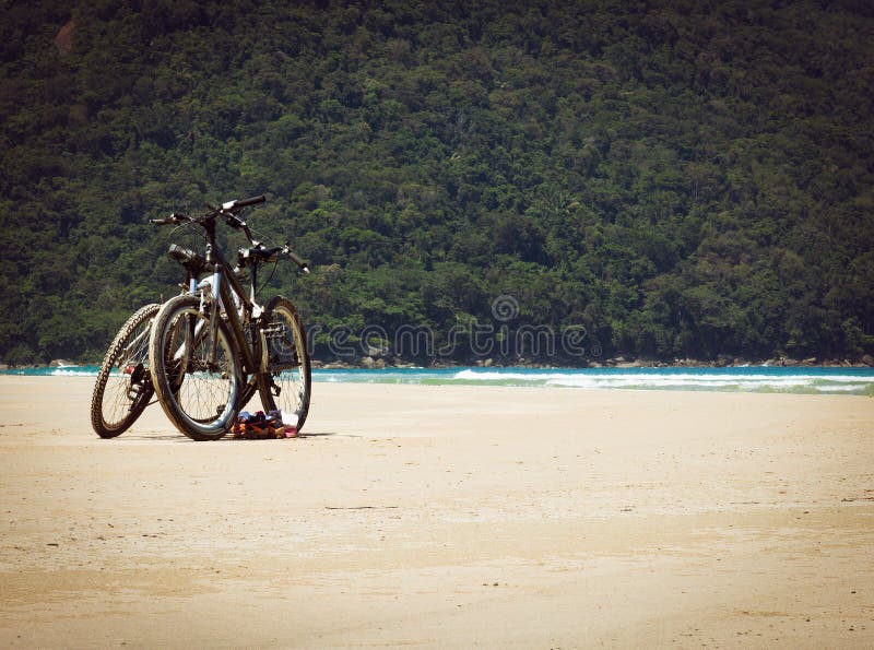 Bicis en la playa fotos de archivo Bicis en la playa fotos de archivo