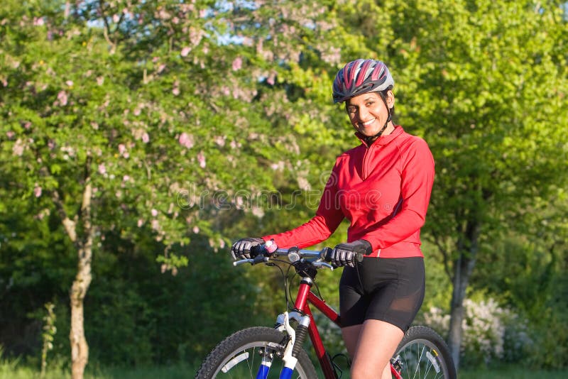 bicycle horizontal next standing to woman στοκ εικόνες bicycle horizontal next standing to woman στοκ εικόνες