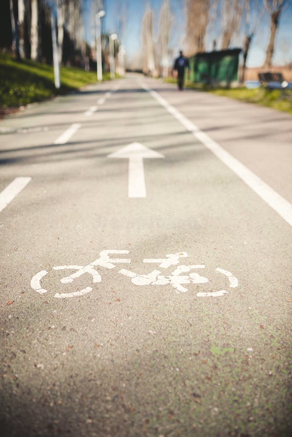 Bicycle o sinal de estrada fotografia de stock royalty free