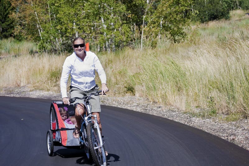 bicycle езда семьи стоковые изображения bicycle езда семьи стоковые изображения
