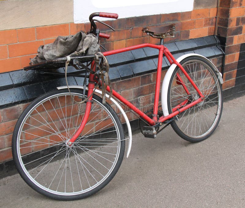 Bicyclette de distribution du courrier photos stock Bicyclette de distribution du courrier photos stock