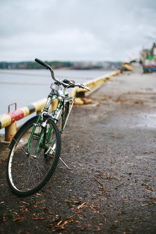 Bicyclette de vert de la Su?de sur le pilier du port de cargaison en Su?de Vert et cru image stock Bicyclette de vert de la Su?de sur le pilier du port de cargaison en Su?de Vert et cru image stock