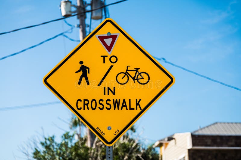Bicyclist και πεζοί προσοχής στη διάβαση πεζών στοκ φωτογραφία με δικαίωμα ελεύθερης χρήσης Bicyclist και πεζοί προσοχής στη διάβαση πεζών στοκ φωτογραφία με δικαίωμα ελεύθερης χρήσης
