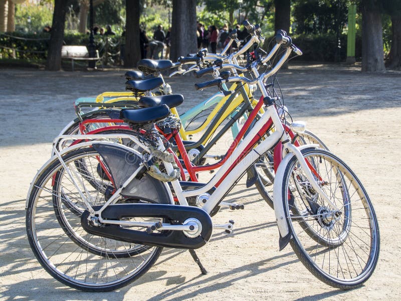 Bicykle parkujący w parku obrazy stock Bicykle parkujący w parku obrazy stock