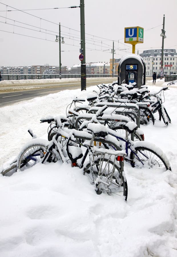 bicykle zakrywająca parkująca śnieżna ulica obrazy stock bicykle zakrywająca parkująca śnieżna ulica obrazy stock