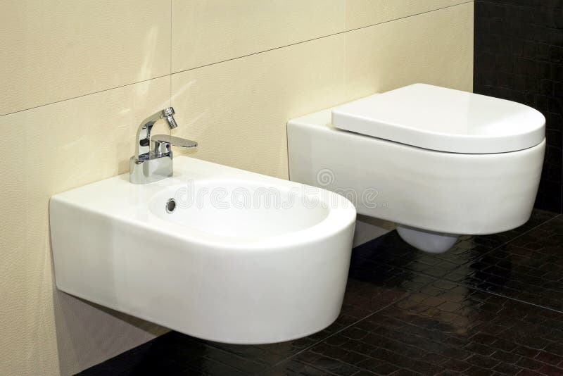 Moderne Toilette Und Bidet Im Badezimmer Stockfoto - Bild von hahn