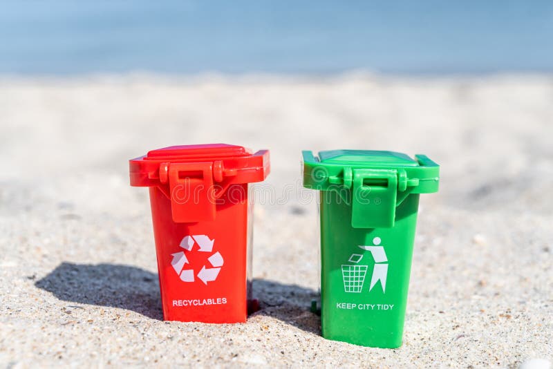 Set di bidoni della spazzatura. bidoni della spazzatura colorati firmati  con icona di riciclaggio. contenitori per la raccolta differenziata dei  rifiuti.