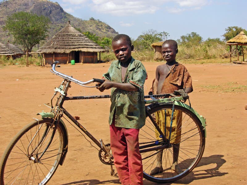 Biedni Afrykańscy dzieci z starą rowerową daleką wioską Afryka