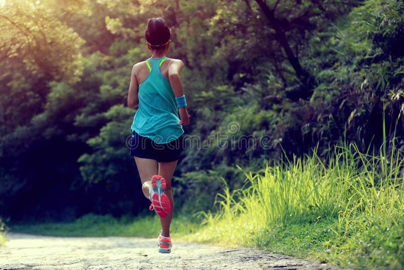 Biegacz atlety bieg na lasowym śladzie