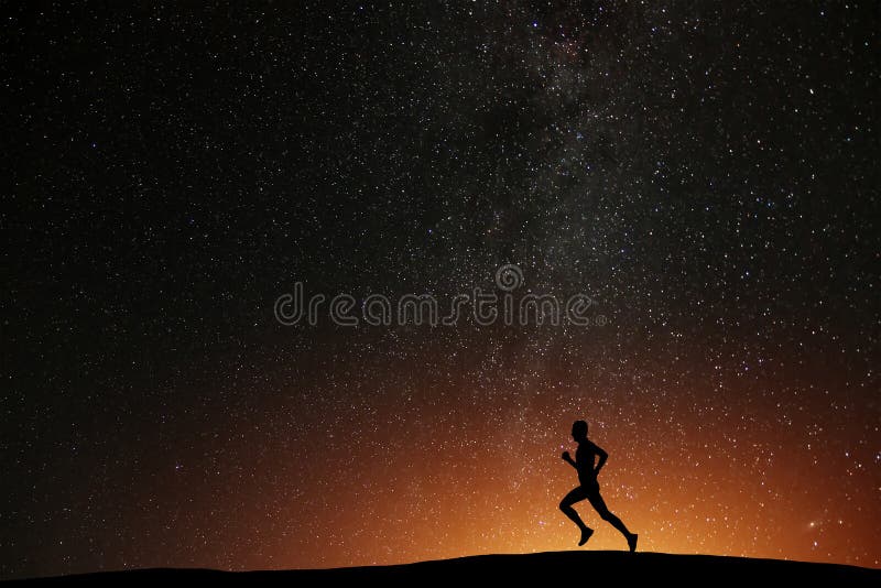 Biegacz atlety bieg na wzgórzu z piękną gwiaździstą nocą