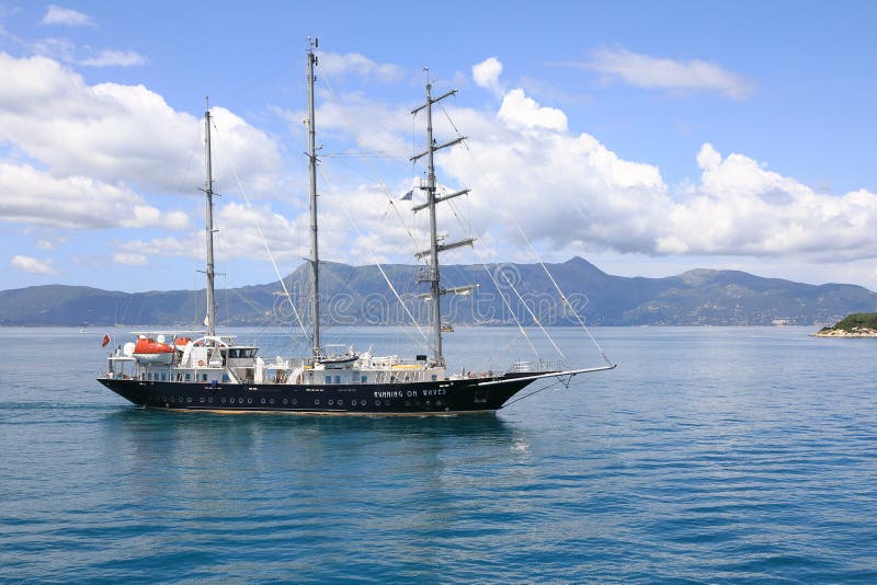 Biegający Na fala statku w Ionian morzu, Corfu wyspa, Grecja, Europa obraz stock Biegający Na fala statku w Ionian morzu, Corfu wyspa, Grecja, Europa obraz stock