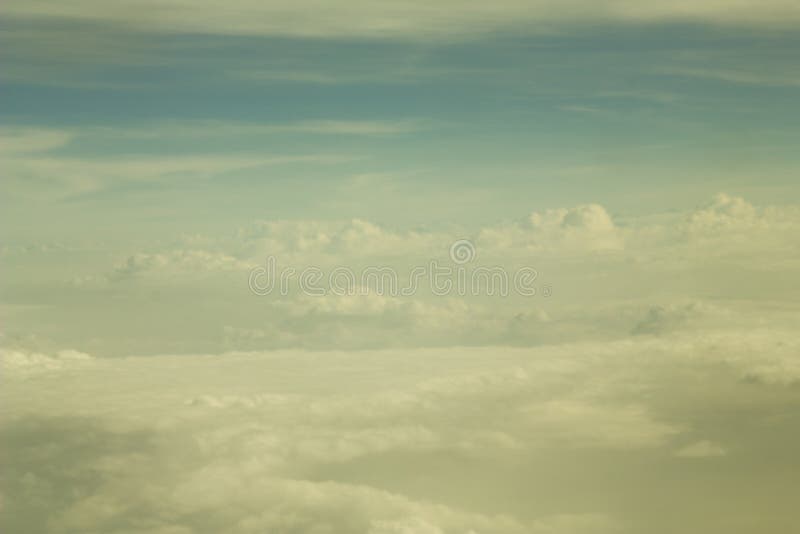 Biel chmurnieje w niebieskie niebo widoku od wielkiego wzrosta zdjęcie royalty free Biel chmurnieje w niebieskie niebo widoku od wielkiego wzrosta zdjęcie royalty free