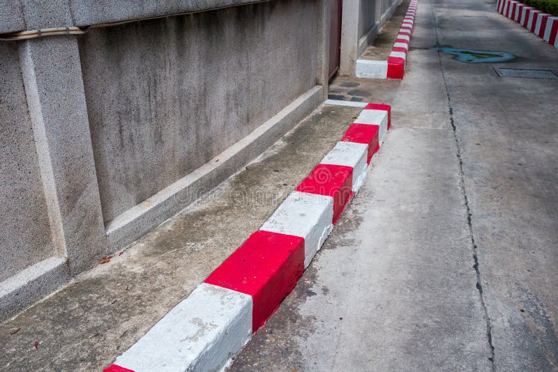Biel i czerwony pasek żadny parking podpisuje na footpath drodze obrazy royalty free Biel i czerwony pasek żadny parking podpisuje na footpath drodze obrazy royalty free