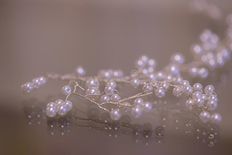 Biel perły i srebro druciany bridal włosiany zespół na ciemnym beżowym tle z selekcyjnej ostrości i kopii przestrzenią, zdjęcie stock Biel perły i srebro druciany bridal włosiany zespół na ciemnym beżowym tle z selekcyjnej ostrości i kopii przestrzenią, zdjęcie stock