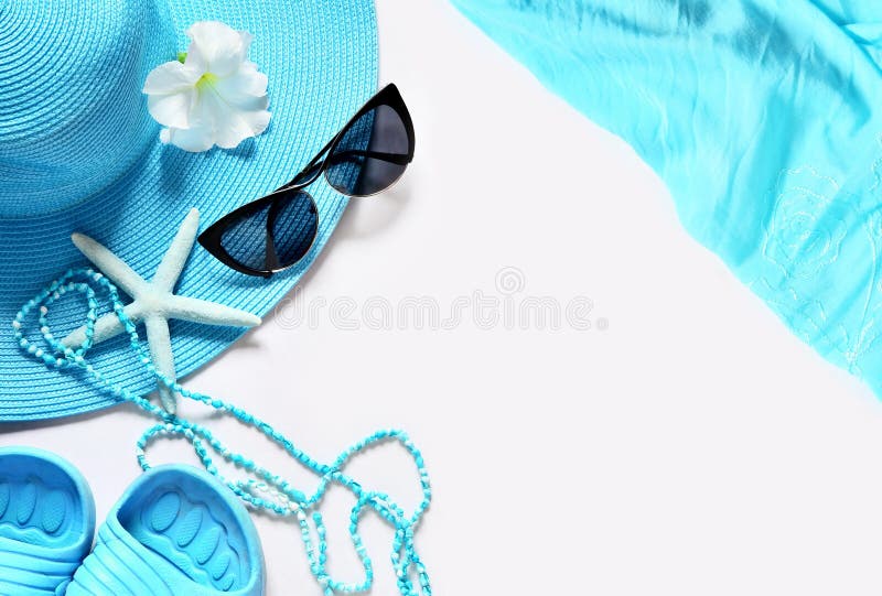 Biel powierzchnia z plażowymi rzeczami, odgórny widok zdjęcie stock Biel powierzchnia z plażowymi rzeczami, odgórny widok zdjęcie stock