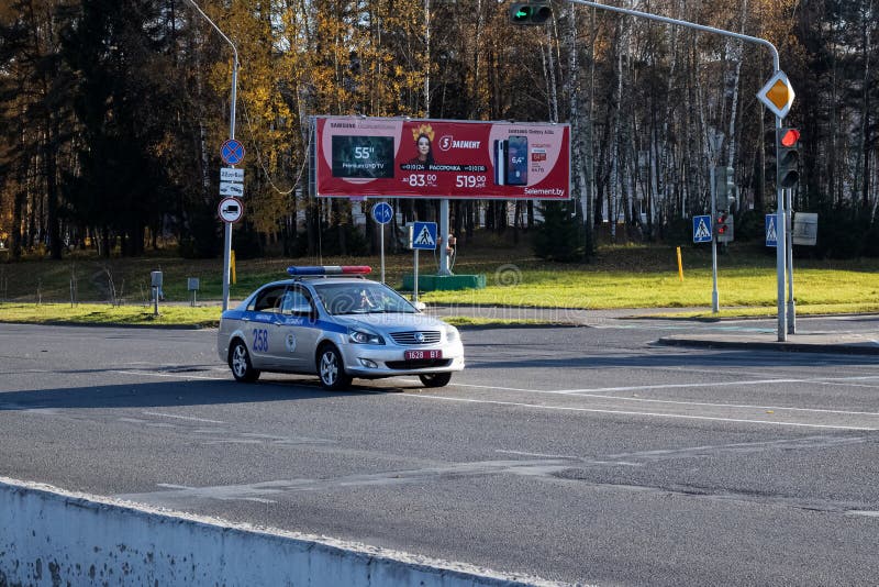BIELORUSSIA, NOVOPOLOTSK - OKTOBRE 16, 2019: Macchina della polizia su tutta la strada fotografia stock