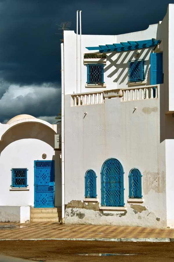 Bielu dom w języka arabskiego stylu na Djerba zdjęcie royalty free Bielu dom w języka arabskiego stylu na Djerba zdjęcie royalty free