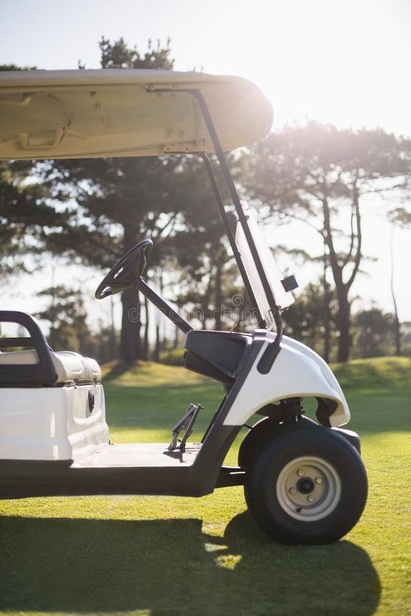 Bielu golfowy powozik na polu zdjęcia stock Bielu golfowy powozik na polu zdjęcia stock