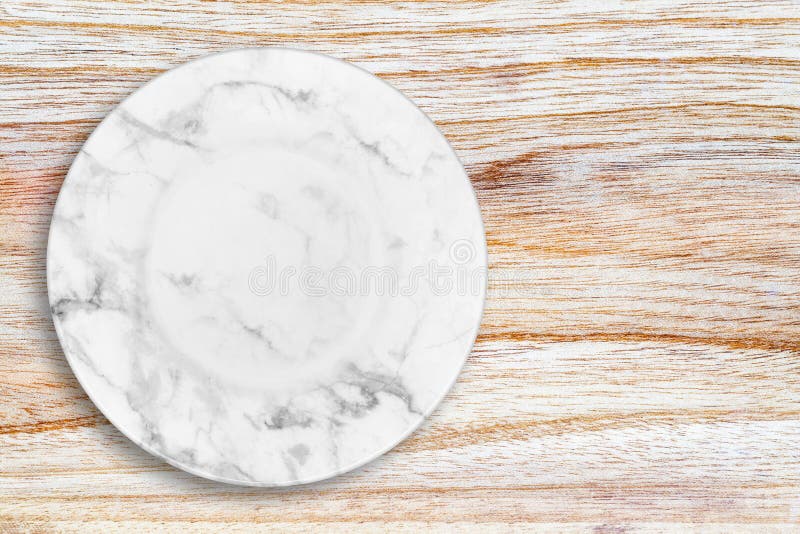 Bielu marmuru talerz umieszczający na drewnie zdjęcie royalty free Bielu marmuru talerz umieszczający na drewnie zdjęcie royalty free