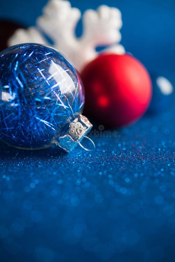 Bielu, srebra i czerwieni xmas ornamenty na zmroku, - błękitny błyskotliwości tło z przestrzenią dla teksta zdjęcia stock Bielu, srebra i czerwieni xmas ornamenty na zmroku, - błękitny błyskotliwości tło z przestrzenią dla teksta zdjęcia stock