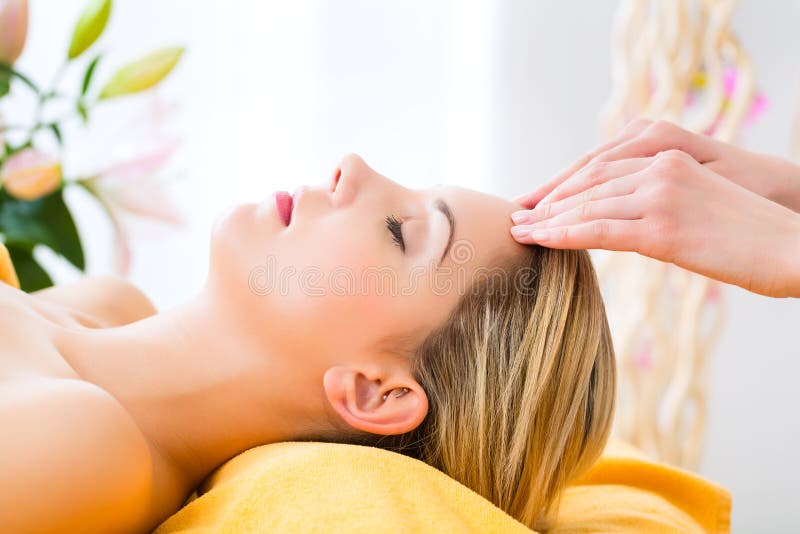 Bien-être - femme obtenant le massage principal dans la station thermale photos libres de droits Bien-être - femme obtenant le massage principal dans la station thermale photos libres de droits
