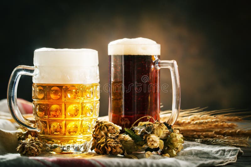 Bier in glazen op een donkere achtergrond Het bierfestival van Oktoberfest De illustratie van de kleur Selectieve nadruk Achtergr stock foto Bier in glazen op een donkere achtergrond Het bierfestival van Oktoberfest De illustratie van de kleur Selectieve nadruk Achtergr stock foto