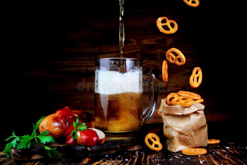 Bier Mit Den Würsten Gegrillt Und Salziger Brezel Stockfoto - Bild von ...