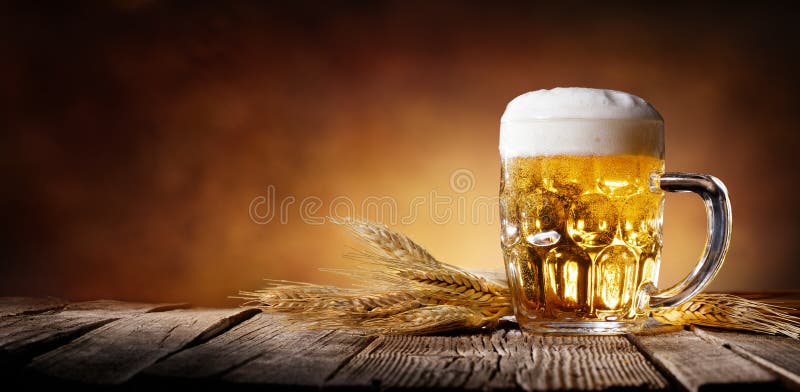  Bier mit Weizen lizenzfreies stockbild