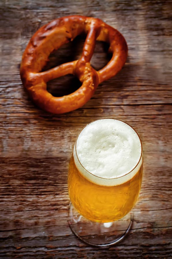 Oktoberfest-Bier Mit Brezel Stockfoto - Bild von brezel, hintergrund ...